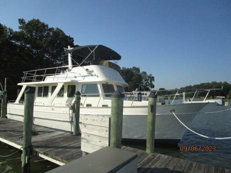 40' Mariner starboard forward profile