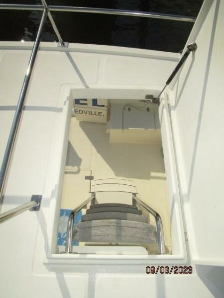 40' Mariner flybridge-aftdeck ladder
