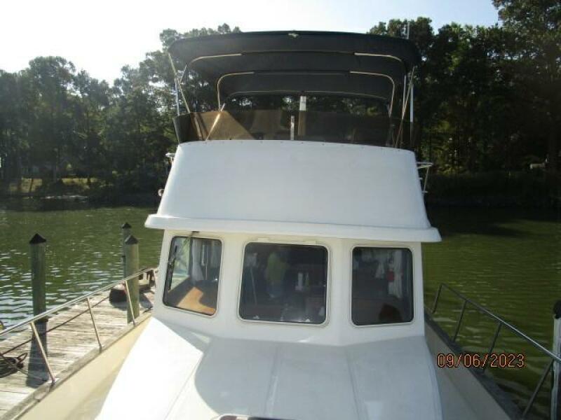 40' Mariner foredeck aft