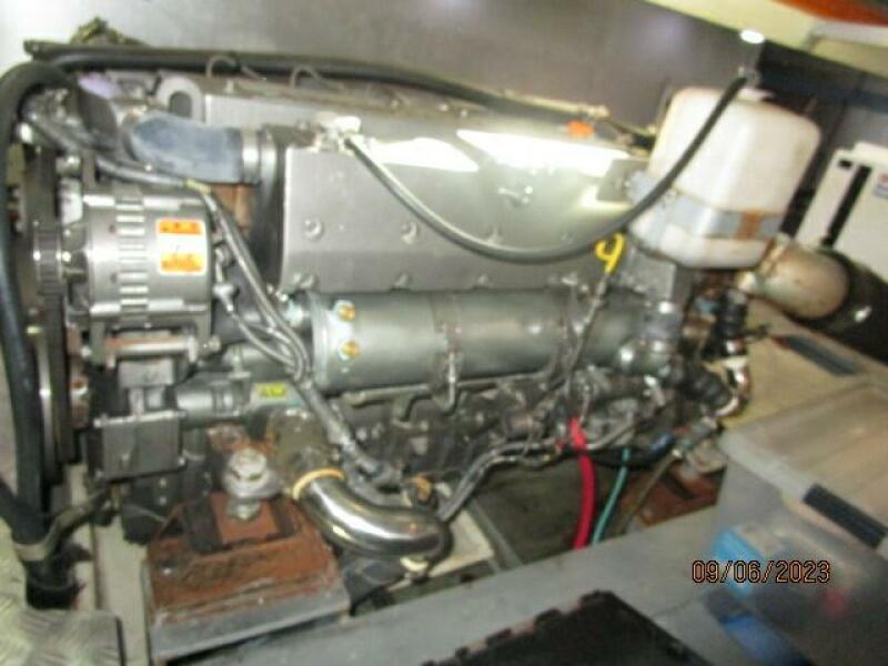 40' Mariner main engine2