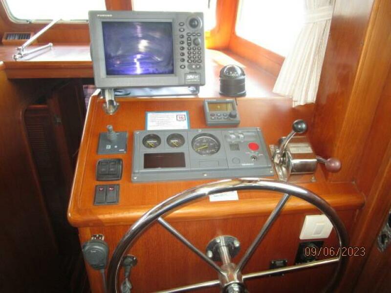 40' Mariner lower helm2