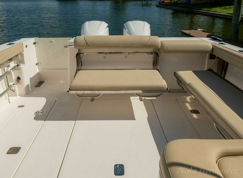 2016 Pursuit 325 DC