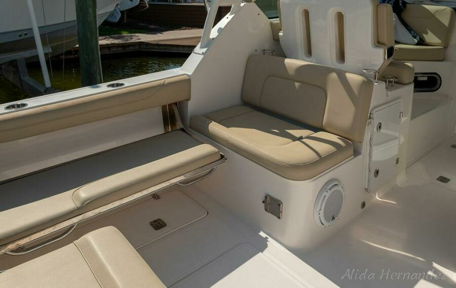 2016 Pursuit 325 DC
