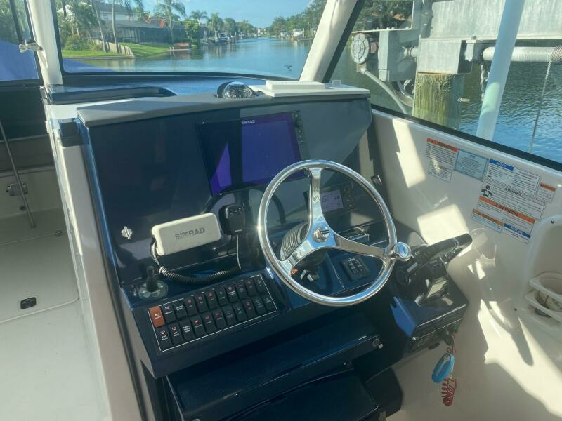 2016 Pursuit 325 DC