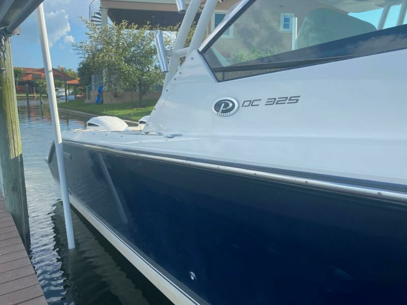 2016 Pursuit 325 DC