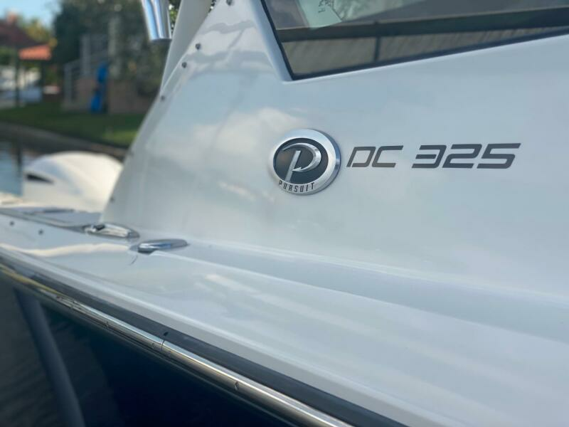 2016 Pursuit 325 DC