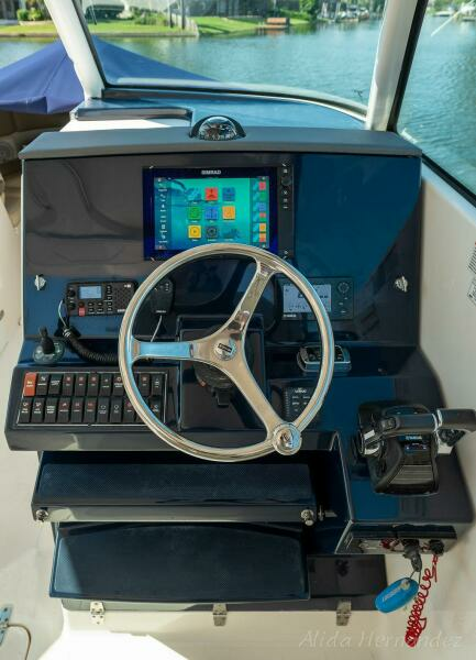 2016 Pursuit 325 DC