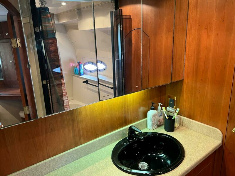 2000 Cruisers Yachts 4450 Express Motoryacht