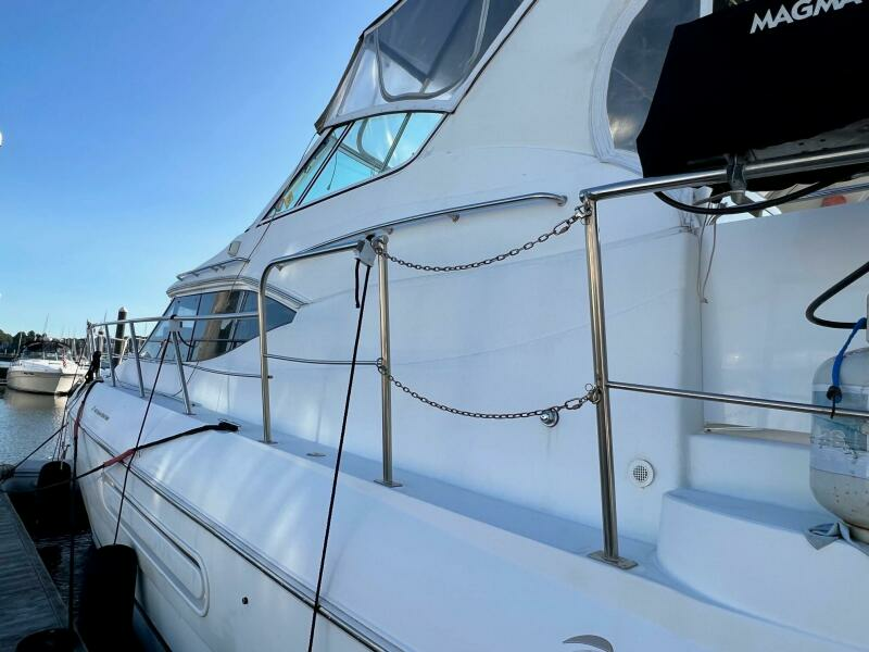 2000 Cruisers Yachts 4450 Express Motoryacht