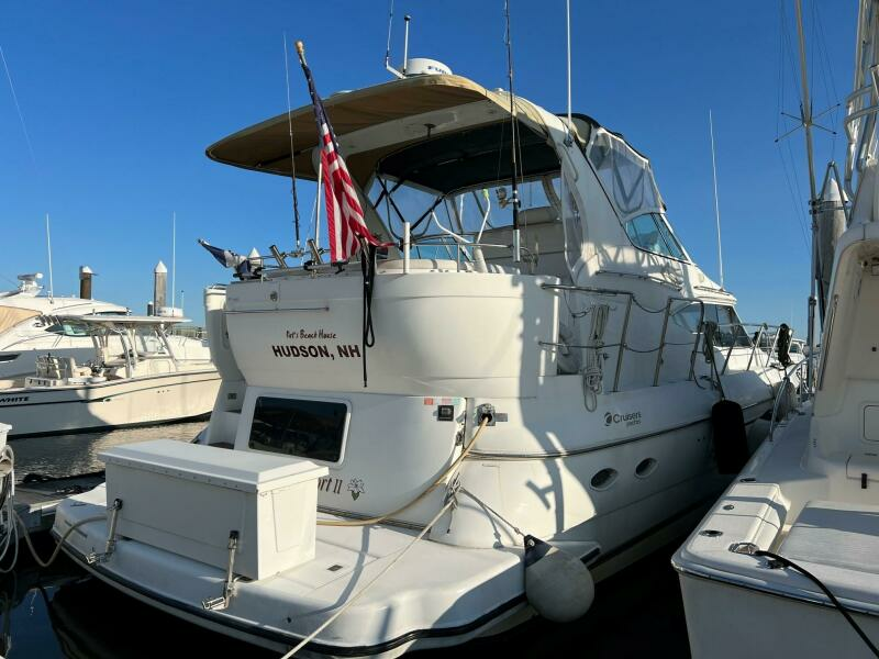 2000 Cruisers Yachts 4450 Express Motoryacht