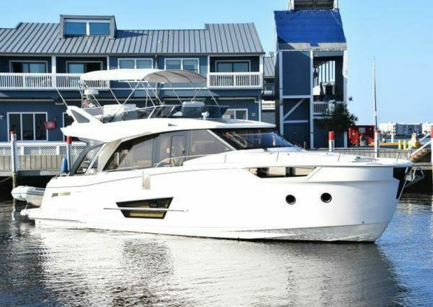Off Leash 45ft Greenline Yacht For Sale