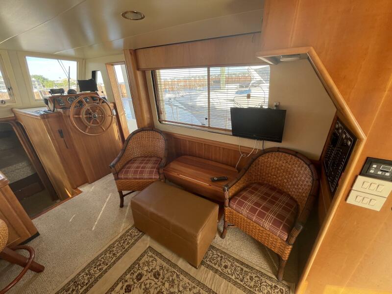 34 Mainship Starboard Seating