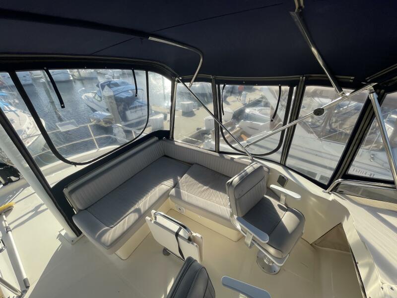 34 Mainship Flybridge Port Settee
