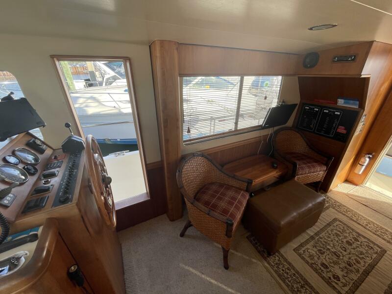 34 Mainship Starboard Helm/Deck Access