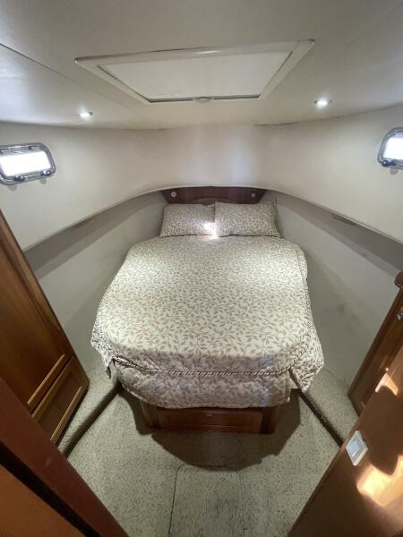 34 Mainship Forward Stateroom Island Queen