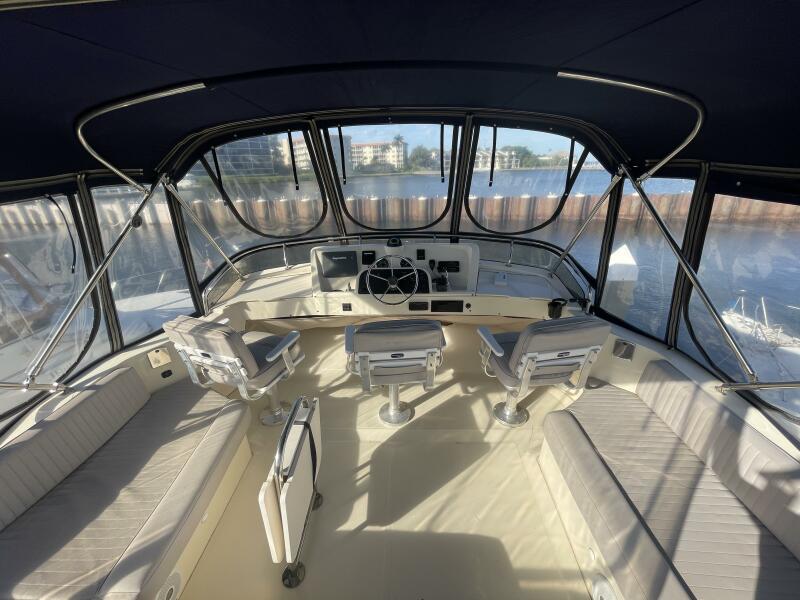 34 Mainship Flybridge Forward 