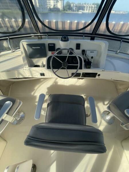 34 Mainship Flybridge Helm