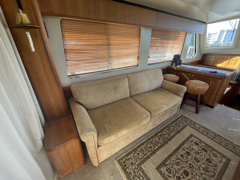 34 Mainship Port Salon Foldout Couch
