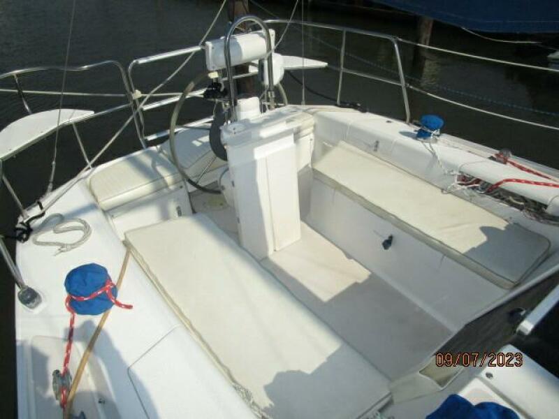 28' Catalina cockpit aft1