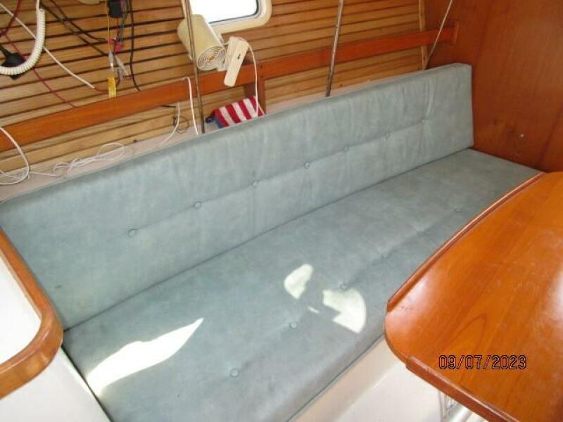 28' Catalina salono port seating