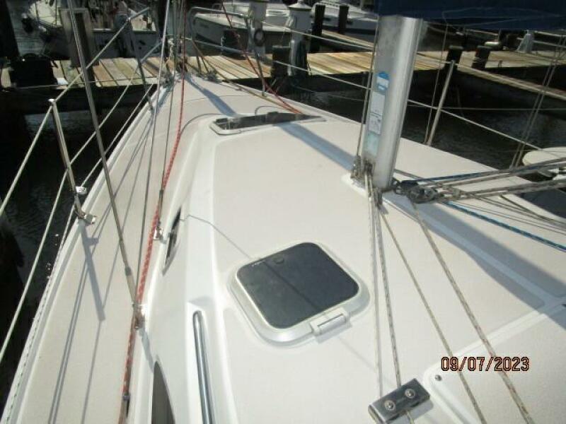 28' Catalina foredeck