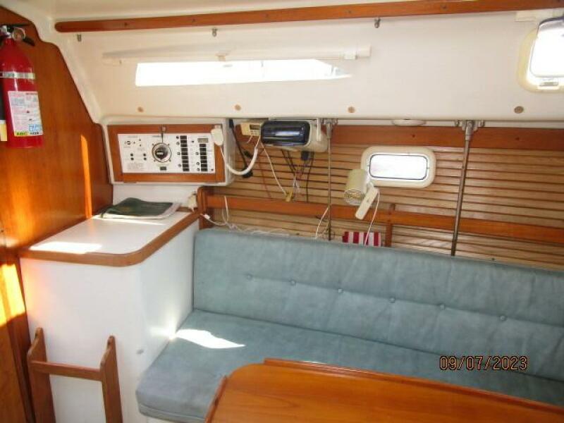 28' Catalina salon port