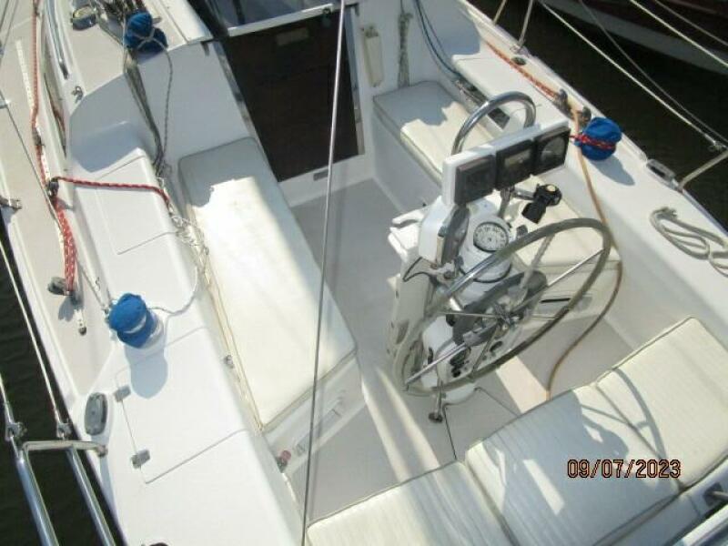 28' Catalina cockpit