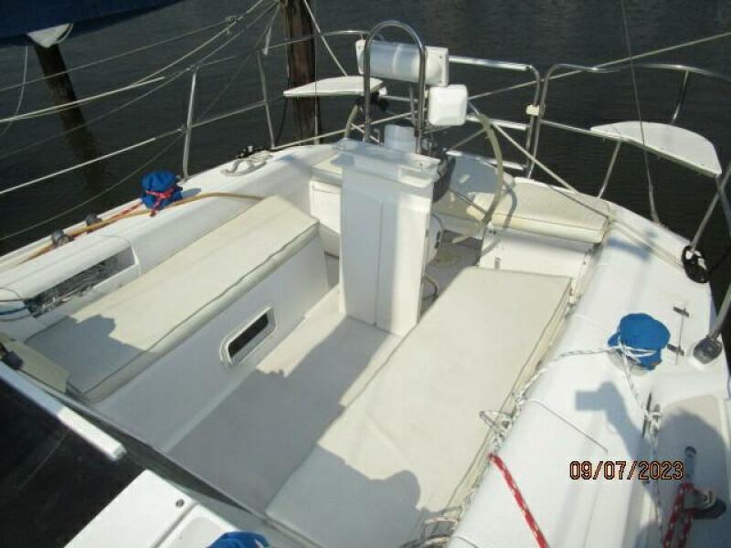 28' Catalina cockpit aft2