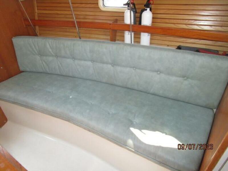 28' catalina salon starboard seating