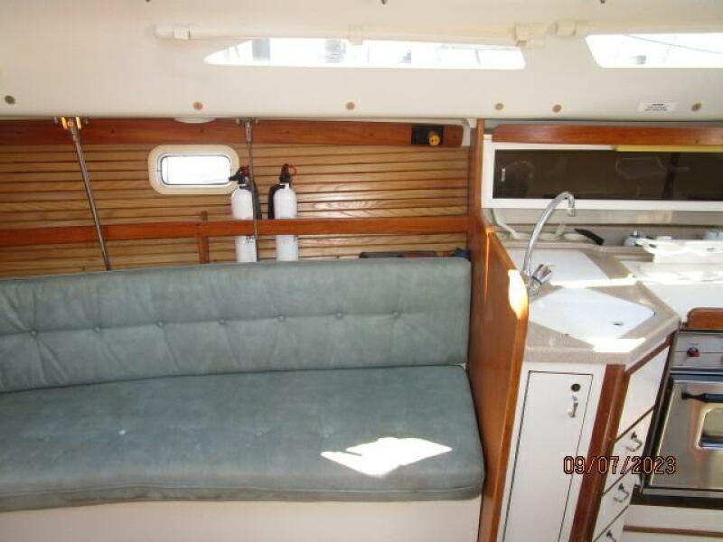 28' Catalina salon starboard