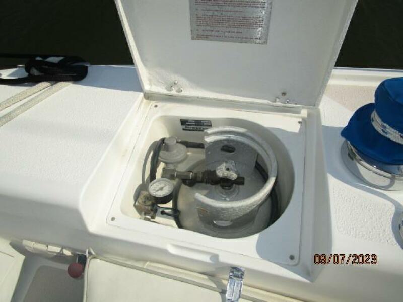 28' Catalina propane locker