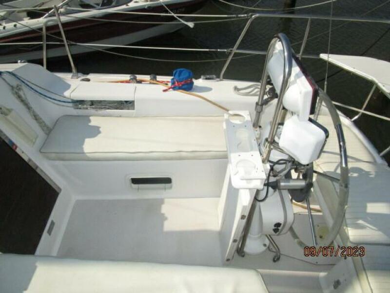 28' Catalina cockpit starboard