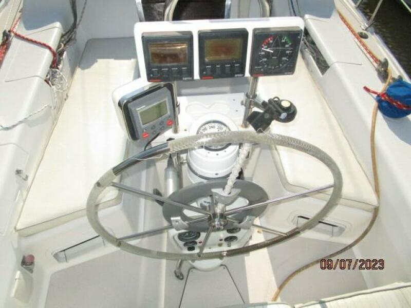 28' Catalina cockpit helm