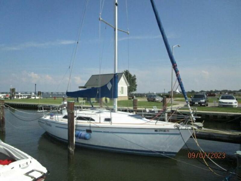 28' Catalina starboard forward profile