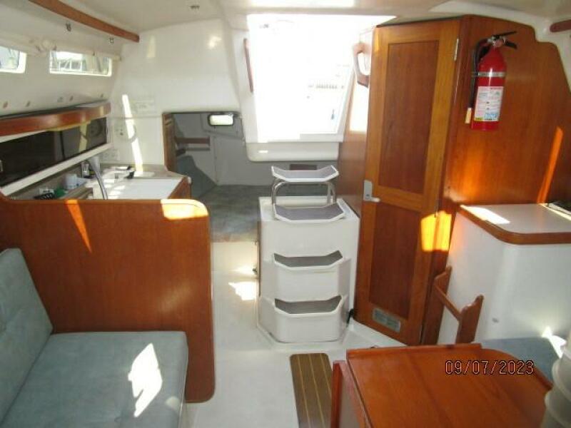 28' Catalina salon aft