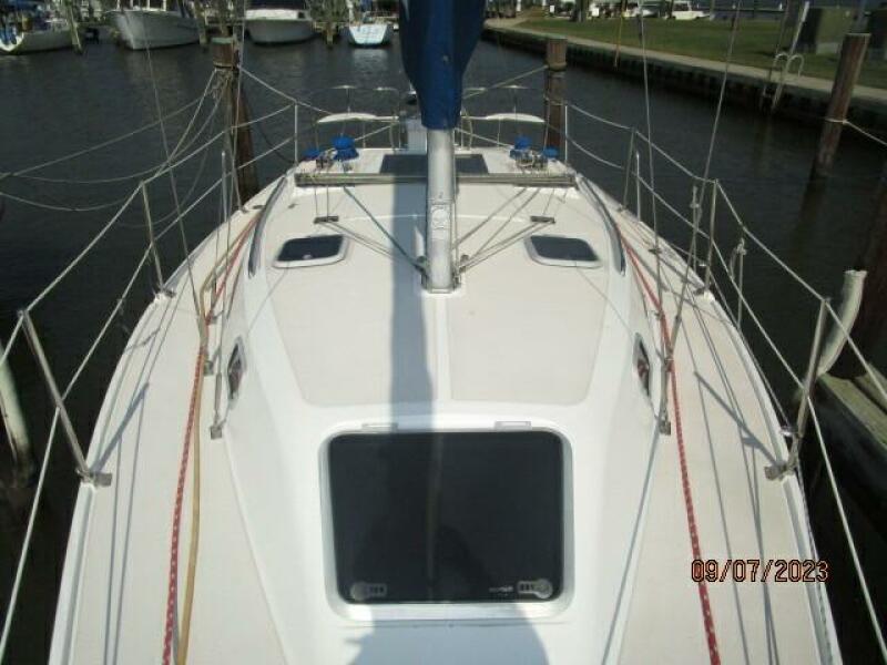 28' Catalina foredeck aft