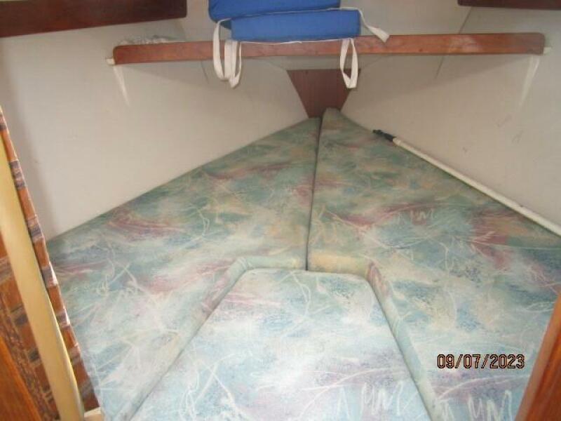 28' Catalina forward stateroom