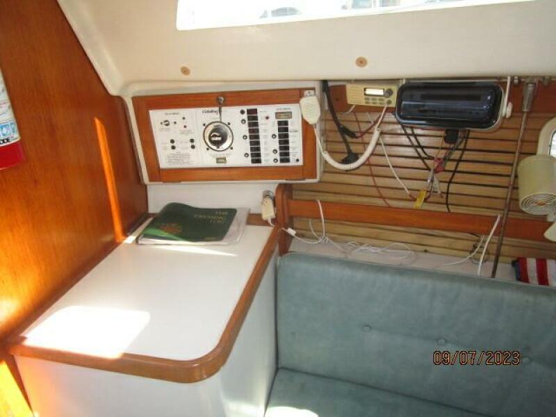 28' Catalina nav station