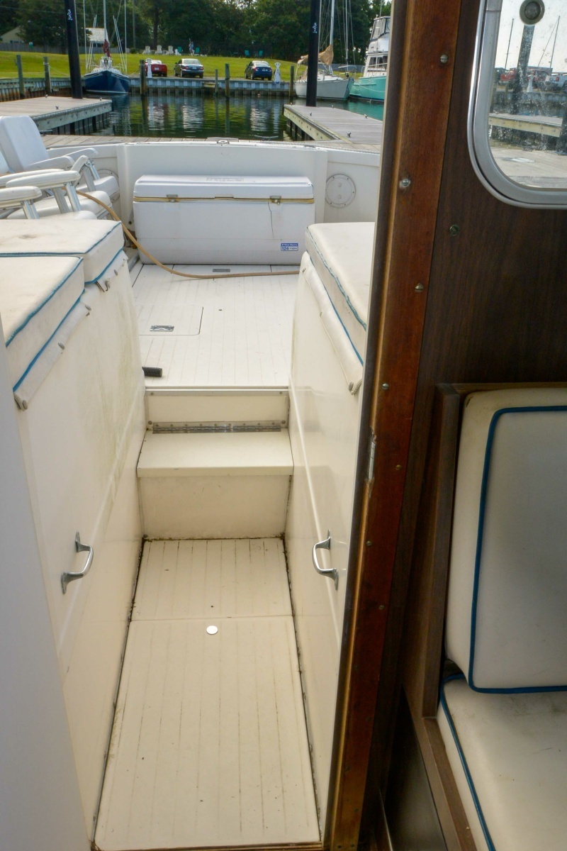 Cabin view aft walkway