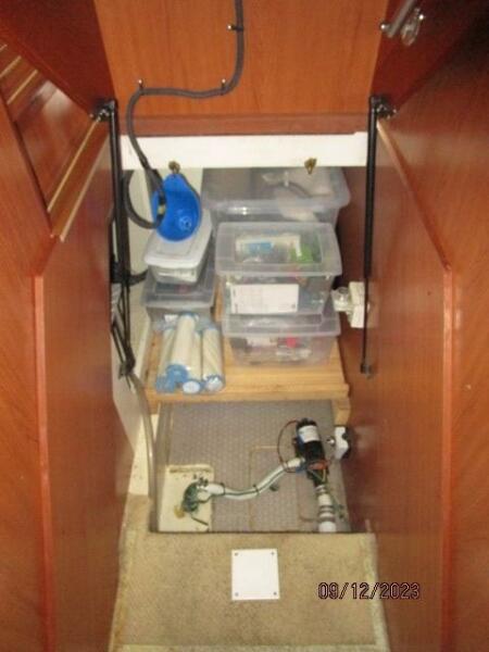40' Mainship companionway storage