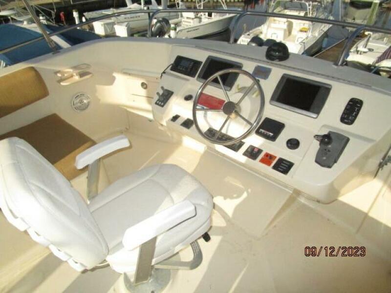 40' Mainship flybridge helm1