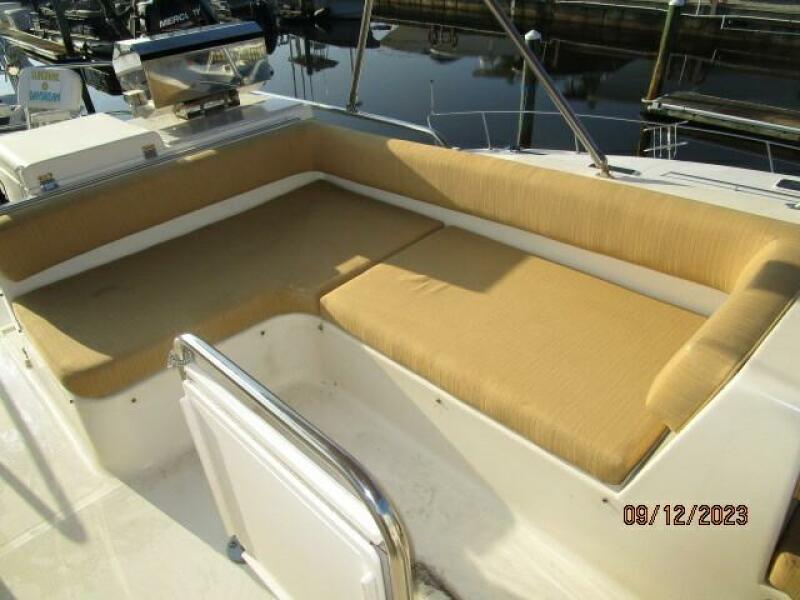 40' Mainship flybridge port seating