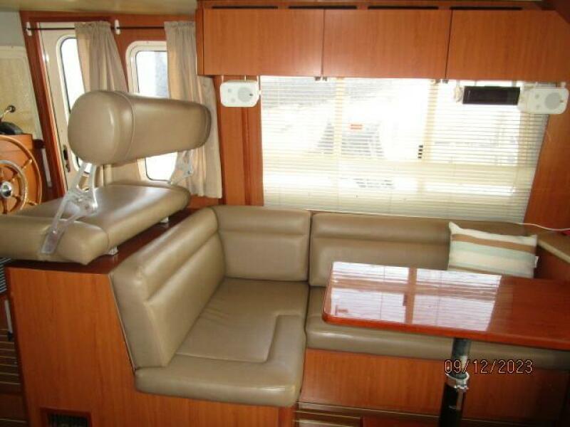 40' Mainship salon starboard
