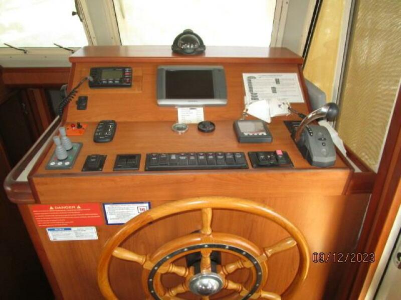 40' Mainship lower helm1