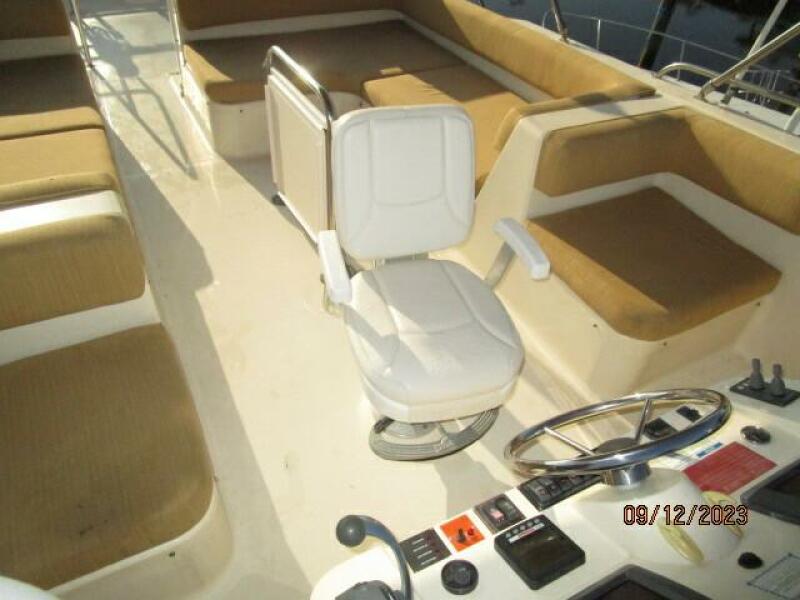 40' Mainship flybridge forward seating