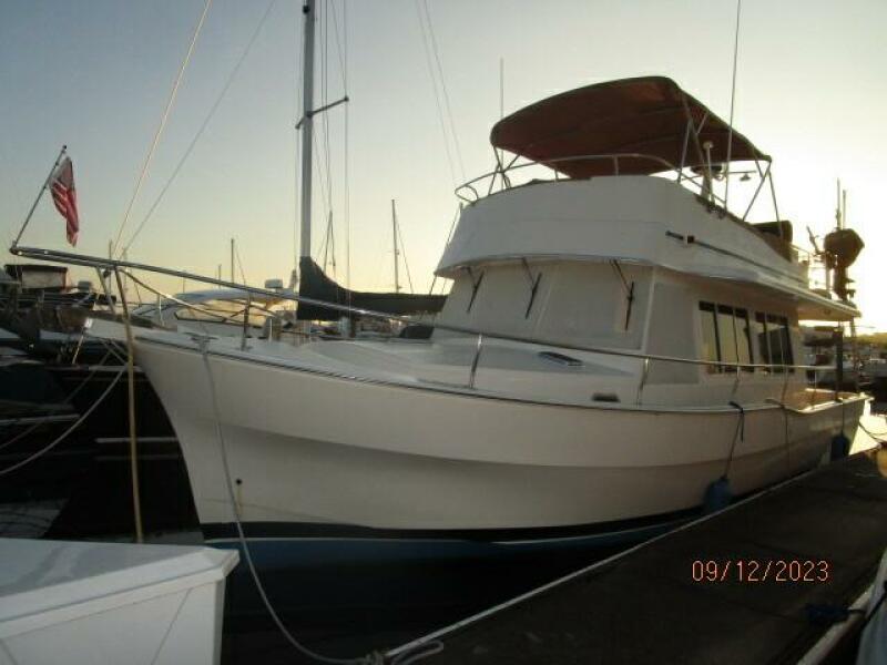 40' Mainship port forward profile