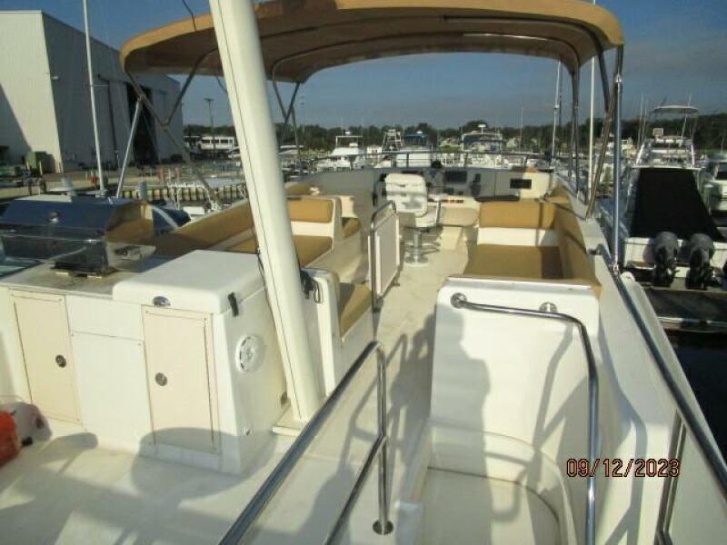 40' Mainship sundeck forward