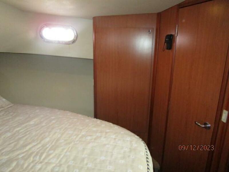 40' Mainship master stateroom starboard