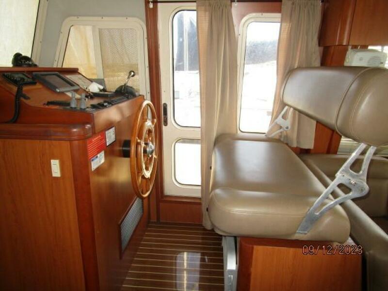 40' Mainship lower helm2
