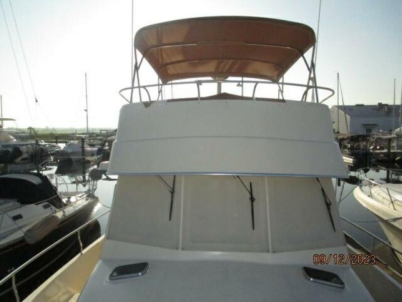 40' Mainship foredeck aft